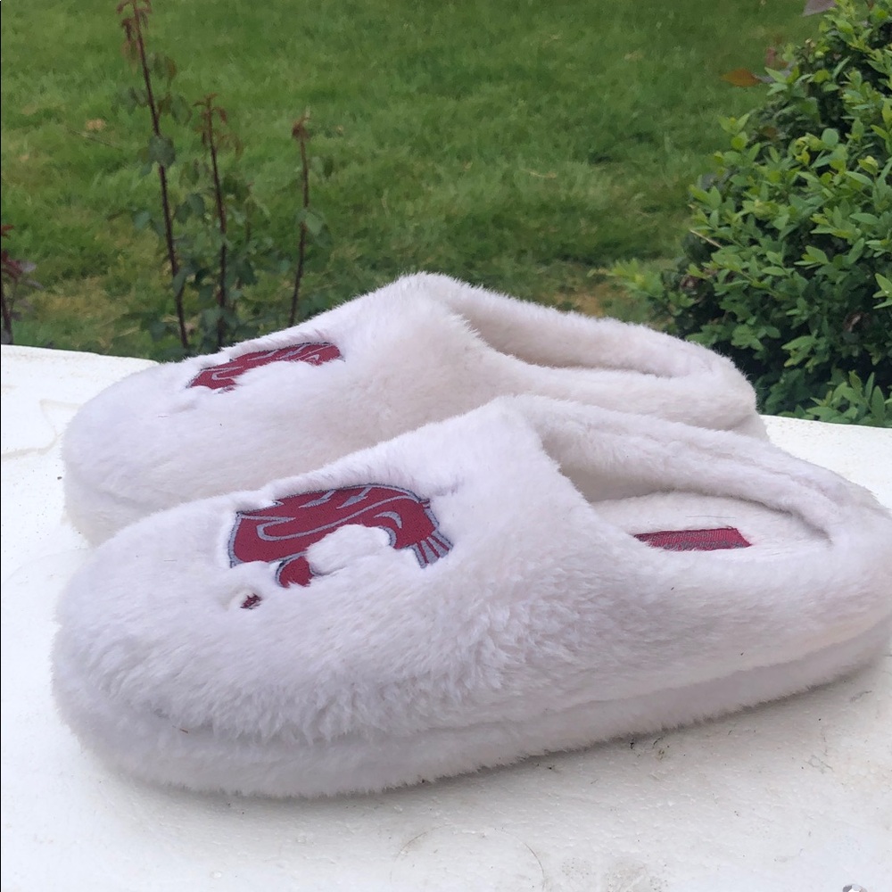 Washington State White Fuzzy Slip-On Slippers with Red Embroidered Logo Sz M
